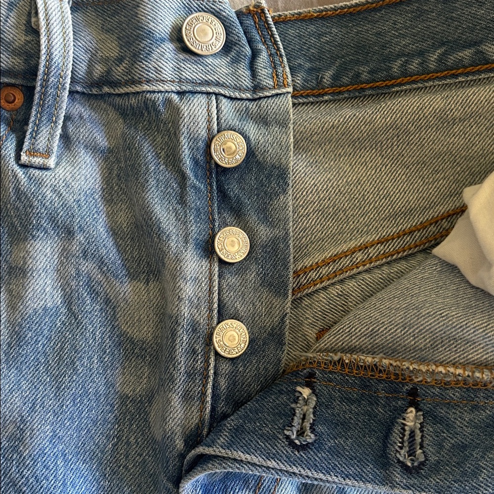 Levi’s 501 Jean Shorts in Athens Blossom Floral - Picture 3 of 6